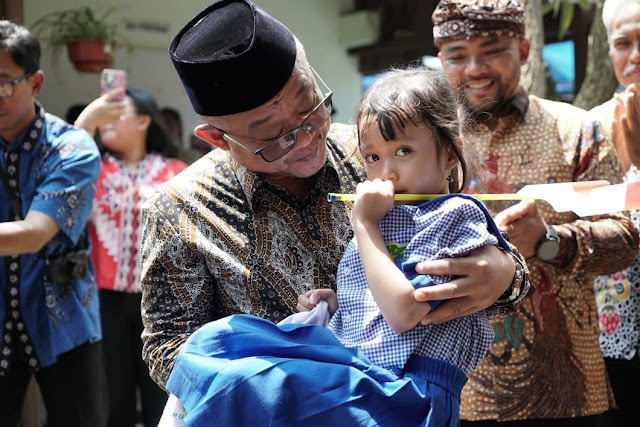 Mendikdasmen Peran Kepala Sekolah sebagai Pemimpin Satuan Pendidikan Mendikdasmen Peran Kepala Sekolah sebagai Pemimpin Satuan Pendidikan